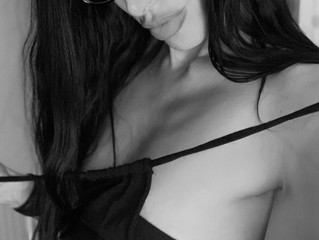 Cette coquine à lunettes est une amatrice qui suce
