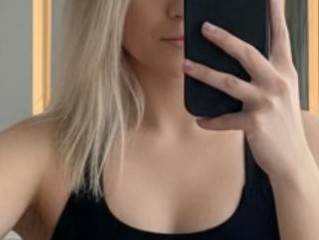 Une blonde qui fait tout ce que tu veux niveau sexe, tout !